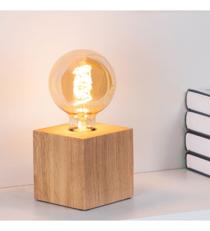 Minimalistyczna lampka Trongo drewniany sześcian bez abażura do salonu pokoju młodzieżowego