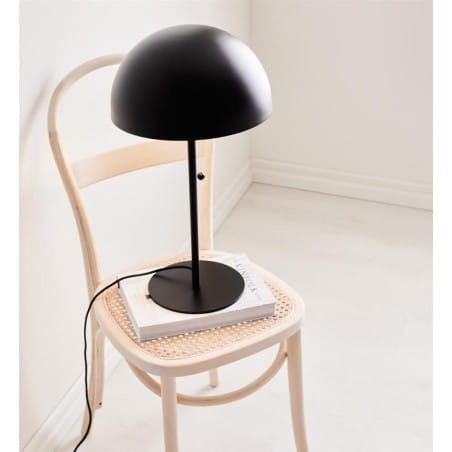 Czarna metalowa lampa stołowa z włącznikiem sznureczkowym przy kloszu Dome do salonu sypialni na komodę