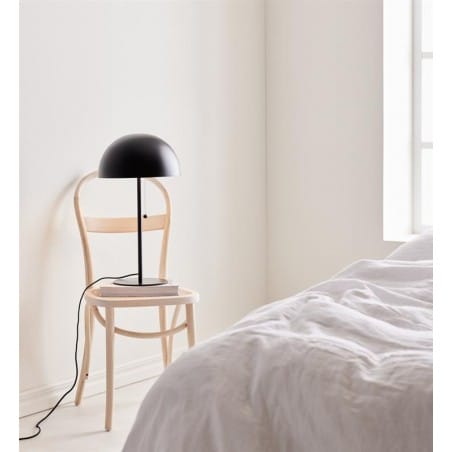 Czarna metalowa lampa stołowa z włącznikiem sznureczkowym przy kloszu Dome do salonu sypialni na komodę