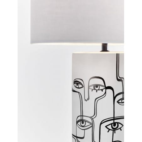 Biała oryginalna lampa stołowa Family podstawa z czarnymi szkicami twarzy