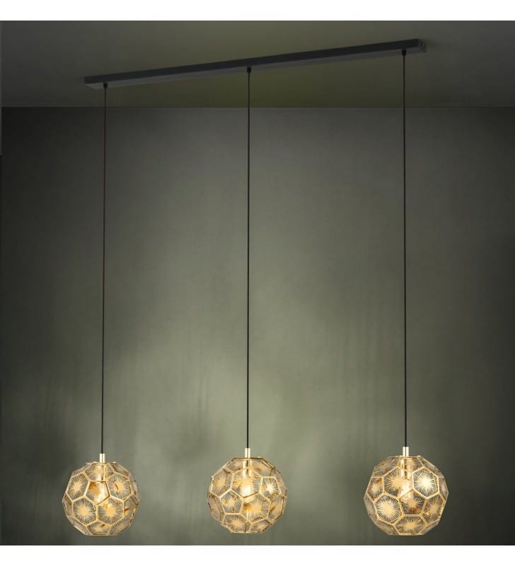 Lampa wisząca Skoura z 3 dekoracyjnymi geometrycznymi kloszami w kolorze mosiądzu do salonu kuchni jadalni