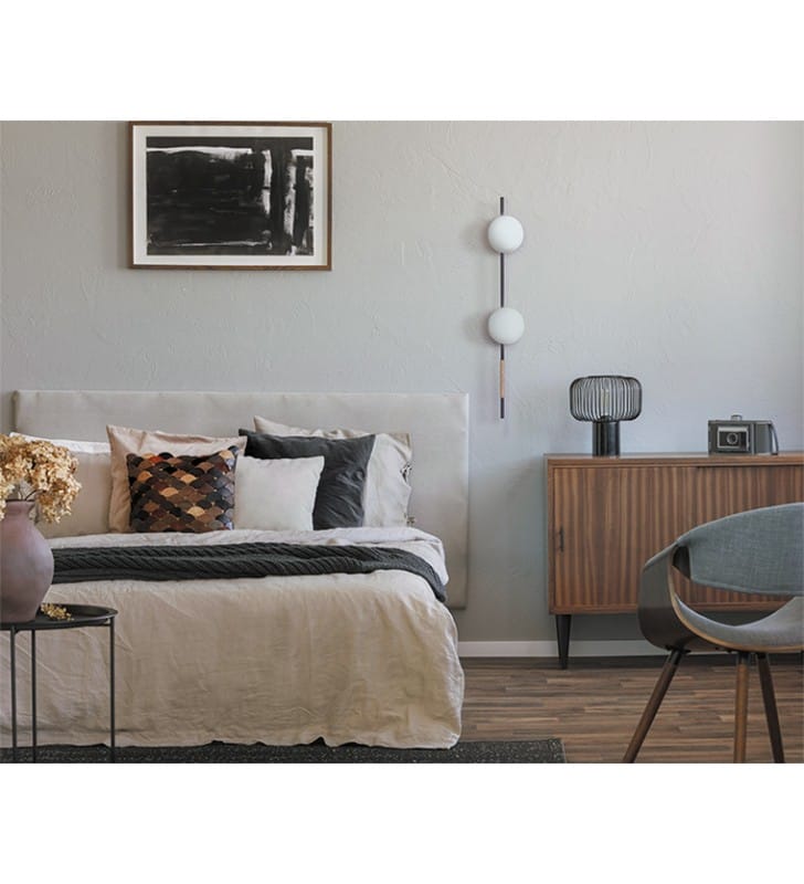 Wysoki nowoczesny czarny kinkiet z 2 okrągłymi szklanymi kloszami Tambo do salonu sypialni na przedpokój Kaja 2xE27