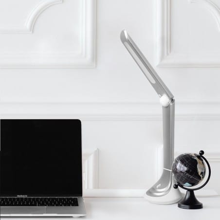 Biało srebrna lampka biurkowa Aston LED włącznik na lampie naturalna barwa światła 4000K