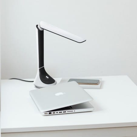 Lampka biurkowa Aston LED czarno biała włącznik na lampie