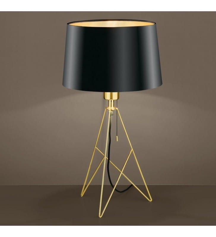 Stylowa nowoczesna lampa stołowa Camporale druciana podstawa w kolorze mosiądzu z czarno złotym abażurem włącznik sznureczkowy